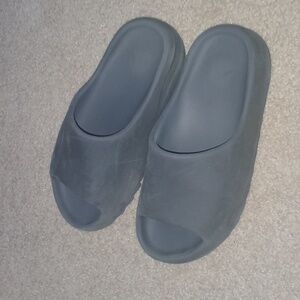 Mens Size 9 Yeezy Slides